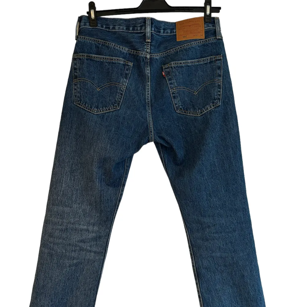 Levis 501 jeans i straight fit. Skick 10/10  Köpa för 1100kr . Jeans & Byxor.