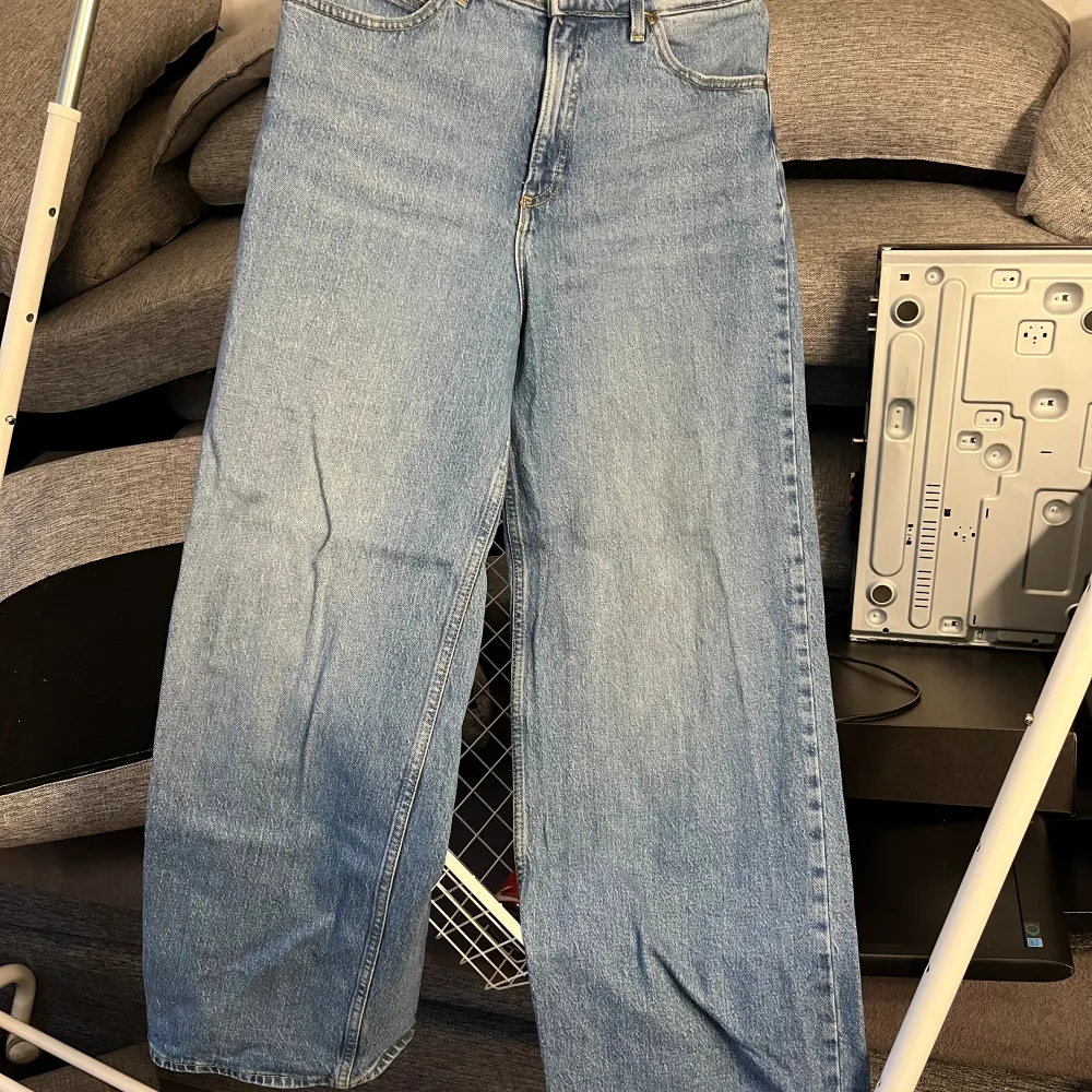 Vida Jeans från Lee i storlek W28 L31, några fläckar bakom annars i bra skick. Jeans & Byxor.