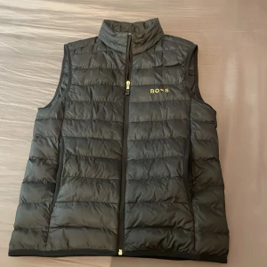 Hugo boss väst - Hugo boss väst Xs kvalite 8/10 märket har gott sönder längs fram, kostade 1500 ny. Kan förhandla 🤝
