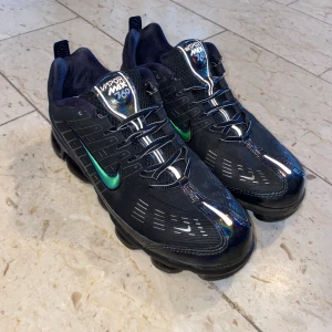 Nike Vapormax 360 - Nike Vapormax 360 i storlek 42🔥I använt skick men fortfarande väldigt fina. Kontakta vid minsta fråga🔔
