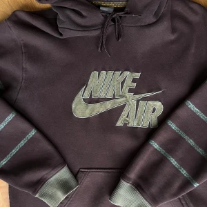 Vintage Nike hoodie  - Väldigt unik och grymt snygg, vintage Nike hoodie! Ordinarie snöret saknas så har satt ditt ett eget som ingår om man vill :) 