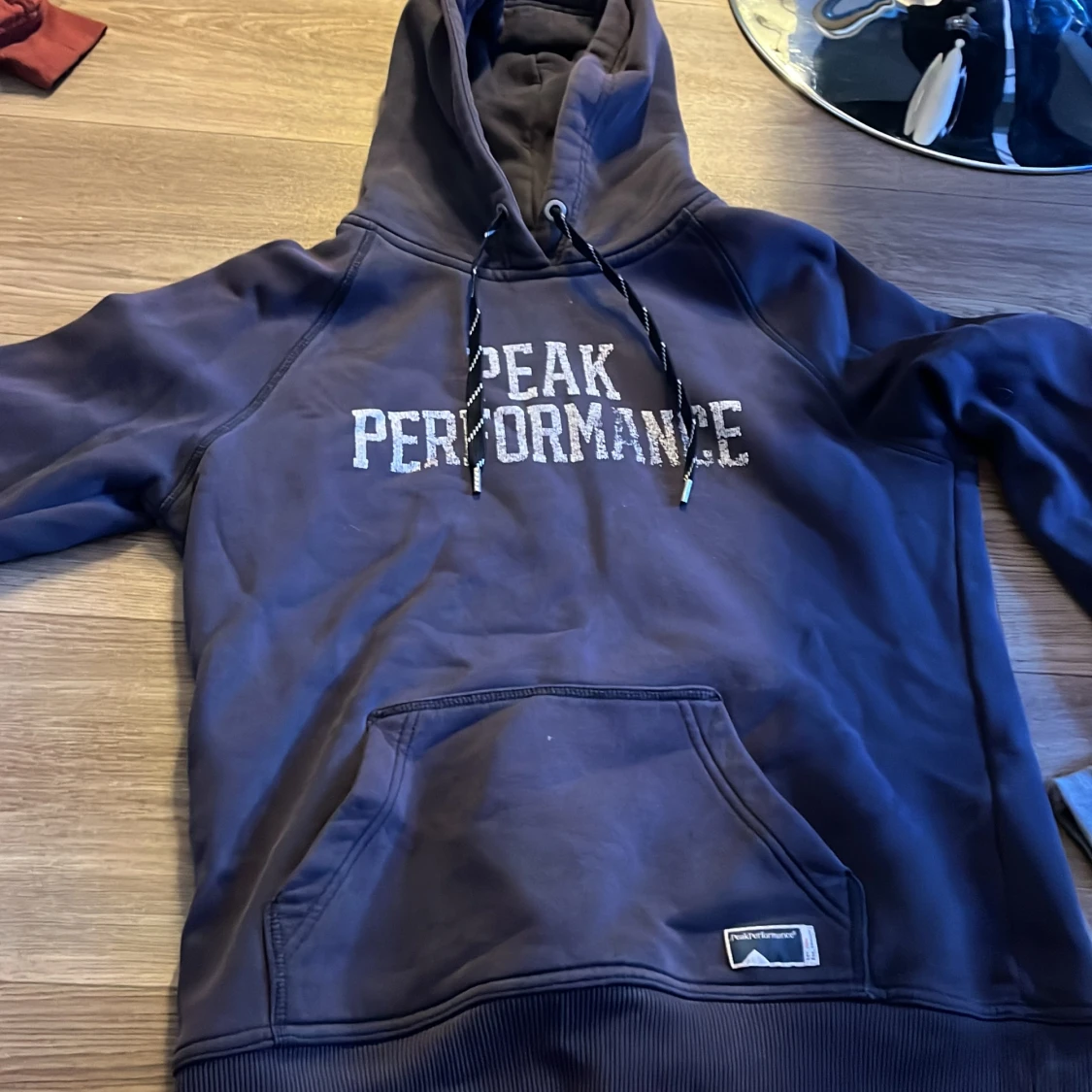 En fin hoddie från peak performance stolek L 