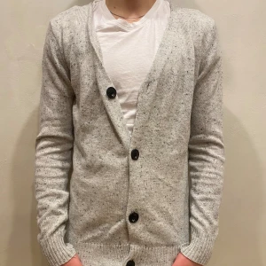 Kofta/Cardigan Smog - Kofta Smog   Modell: 184cm & väger 84kg  Skick: allmänt använd Färg: grå 