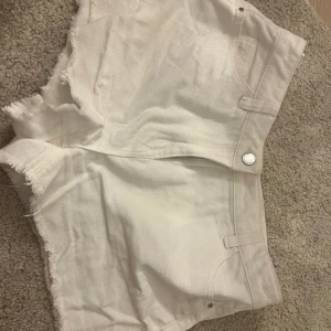 Shorts - Vita shorts från zalando/next assnygga säljer de de inte sitter fint på mig bra skick