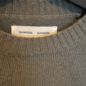 Samsoe samsoe stickad tröja - Stickad tröja från samsoe samsoe, köpt på volt och är knappt använd. Köpt för 1100kr. Tröjan är i 100% ull.
