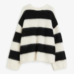 HM Mohair tröja - Randig stickadtröja i mohairmix från hm, inga defekter! Helt slutsåld på hemsidan och nypris 699 kr! Lånade bilder o kan skicka fler 💗