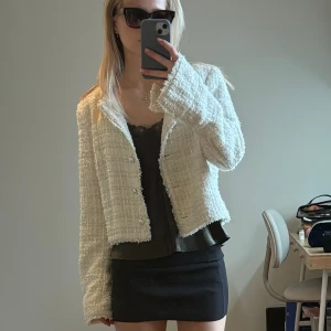 Vit vårjacka med silverdetaljer - Jag säljer min jättefina vita vårjacka som är perfekt för fest eller till vardag. Säljer eftersom den inte kommer till användning. Storlek 38 mån sitter perfekt på mig som brukar ha XS/32. Helt oanvänd lappar kvar. Pris kan diskuteras vid snabb affär