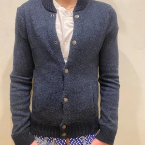 Kofta Hoolister  - Kofta Hoolister  Modell: 184cm & väger 84kg  Skick: allmänt använd, nopprig  Färg: blå 