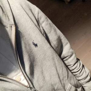 Säljer min fett sköna Ralph lauren hoddie för ett väldigt schysst pris. Den har väldigt bra passform och är sjukt snygg och soft den är köpt för 1400kr och den är i storlek XS. Den ser väldigt bra ut med tillexempel en skjorta under!