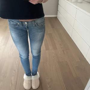 Häftiga true religon jeans! Jeansen är lowaisted och raka, inga defekter🙌✨