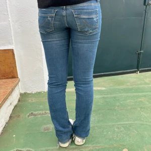 Ltb jeans - Fina ltb jeans, väldigt långa & lågmidjade. Lite slitna längst ner❤️Storlek 26/36, modellen är 178💗