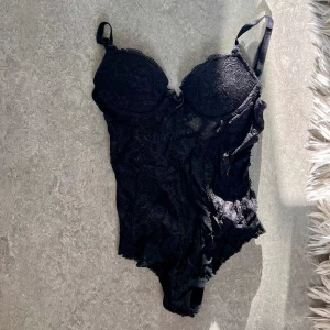 Spetsbody  - Body i spets med bh-kupor. Storlek 36 så passar främst någon med liten byst ca a-b kupa 