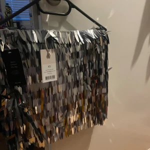 Fest kjol - Säljer pga att den aldrig kom till användning… skulle haft den på nyår. Aldrig använd och lappen sitter kvar. Från NA-KD 