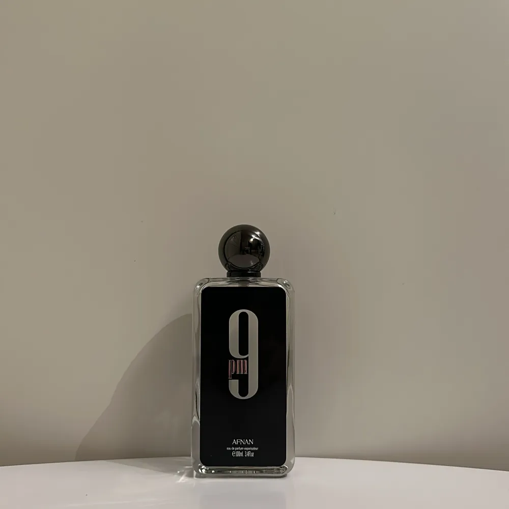 2 ml av Afnan 9pm. Afnan 9pm är en väldigt söt, vaniljig och kryddig doft. Den är inspirerad av Jean Paul Gaultier Ultra Male. Den här är dock sötare och håller längre på huden. En väldigt fin doft!  Om ni har frågor angående parfymen så fråga på!. Accessoarer.