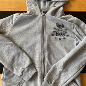 Philipp plein hoodie - Dragkjedjan är sönder men det går efter några försök. Skriv för mer info