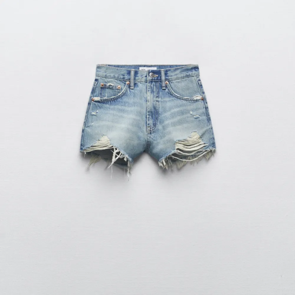 Superfina svarta jeansshorts från zara🖤 Använda ett fåtal gånger så är i nyskick!  Storlek 34  Kom med prisförslag🖤🖤. Shorts.