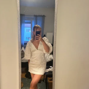 Studentklänning  - En av alla studentklänningar jag har köpt som inte var the one för mig…🥲 aldrig använd och lappen sitter kvar. 