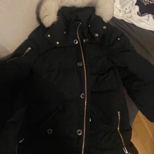 Moose knuckles  - Hej, säljer denna fina Moose knuckles äkta från Johnells köpt för 12000 finns bara ett par repor på själva märket på armen.