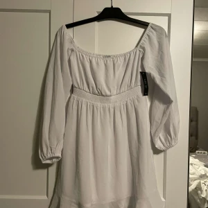 Studentklänning  - Off-shoulder klänning från NA-KD, helt ny med lappen kvar. 300kr. I storlek 36. Perfekt till studenten!😁😁🥳🫶