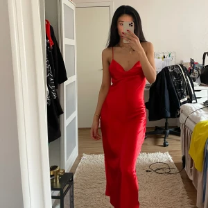 Satinklänning - Superfin satinklänning med öppen rygg