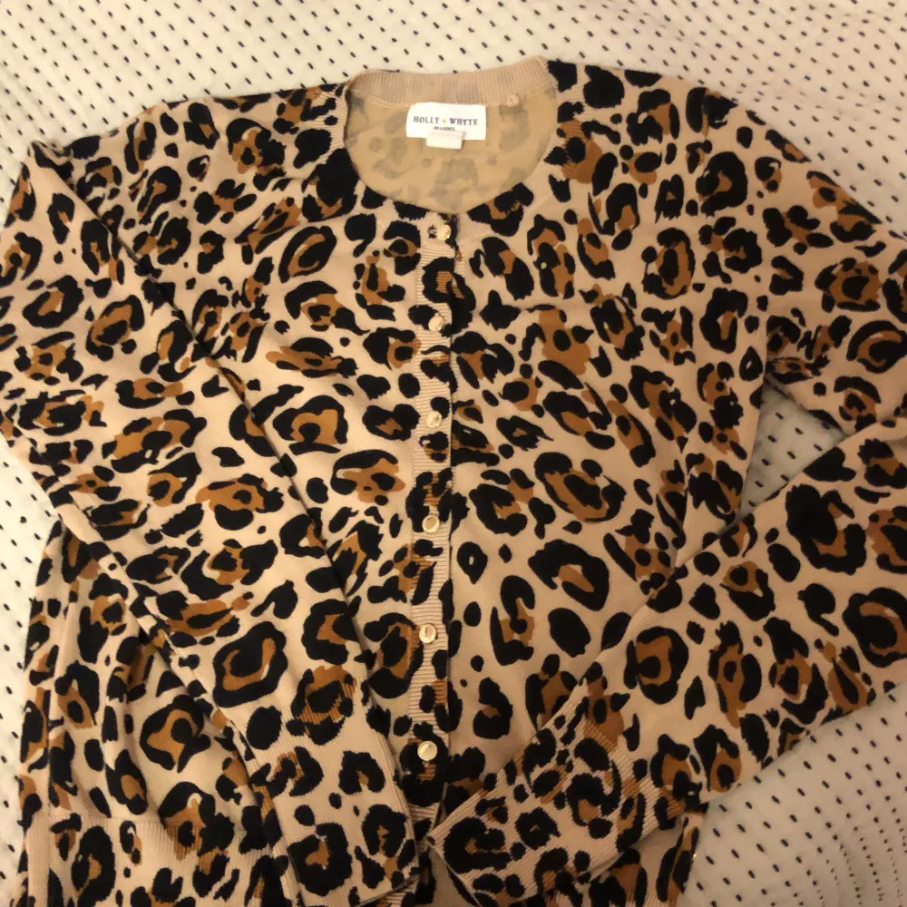 Säljer dena leopard tröja i stolk s. Bra skick och bra kvalitet. Använd typ 2 gånger. Säljs för inte används mer. Pris kan diskuteras! 👕👌🏻. Tröjor & Koftor.