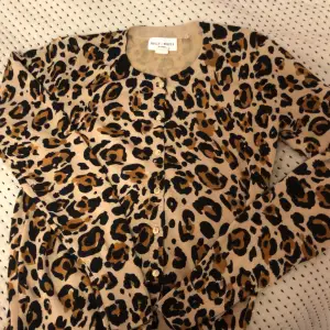 Säljer dena leopard tröja i stolk s. Bra skick och bra kvalitet. Använd typ 2 gånger. Säljs för inte används mer. Pris kan diskuteras! 👕👌🏻