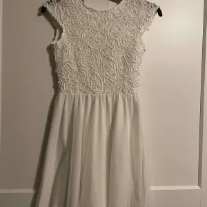 Klänning från bubbleroom i storlek 36. Säljer på grund av att jag valde en annan klänning till studenten. 200kr. Perfekt till studenten!🥳😇⭐️