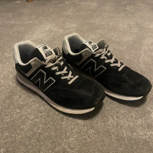New Balance 574 - Säljer nu dessa sjukt sköna och snygga new balance, knappt använda då jag inte gillar de särskilt mycket. Skick 9/10, skriv vid minsta intresse!