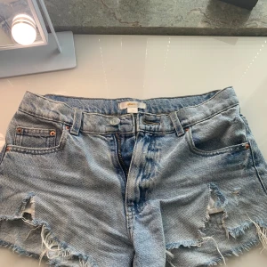 Shorts  - Ett par lågmidjade shorts från Gina young. Säljer då de har blivit försmå. Perfekta inför sommaren. Skriv om ni har några frågor. 