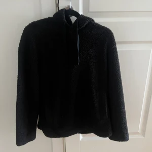 Hoodie - Hoodie med mjukt o mysigt material, väldigt bra skick!