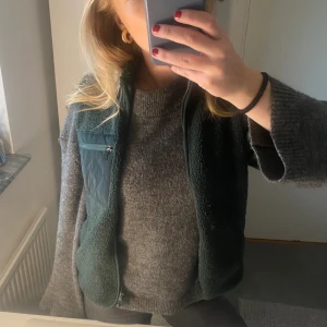 Grön teddy väst - Säljer denna fina teddy väst från lindex. Västen är i mycket bra skicka och knappt använd. Den är i stolek M men lite liten i storlek så skulle säga att den är mer som en S💞