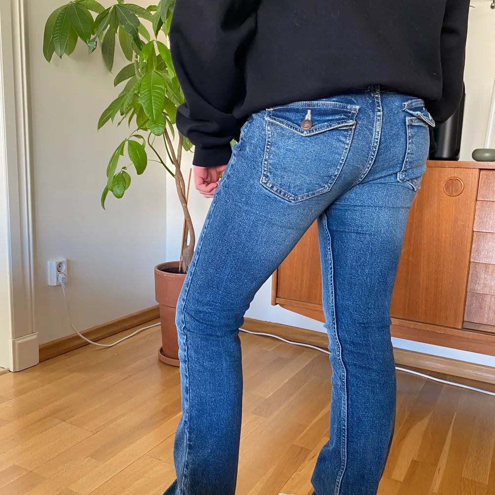 Säljer dessa super fina bootcut jeans med coola fickor💞 Köpte på Pull&Bear i storlek 36. Jeans & Byxor.