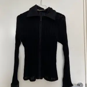 Säljer denna svarta ribbade mesh zip-skjortan i storlek 42 (fransk storlek). Den är mindre i storleken och passar EU36-38. Om du har frågor eller önskar fler bilder är det bara att hmu! 