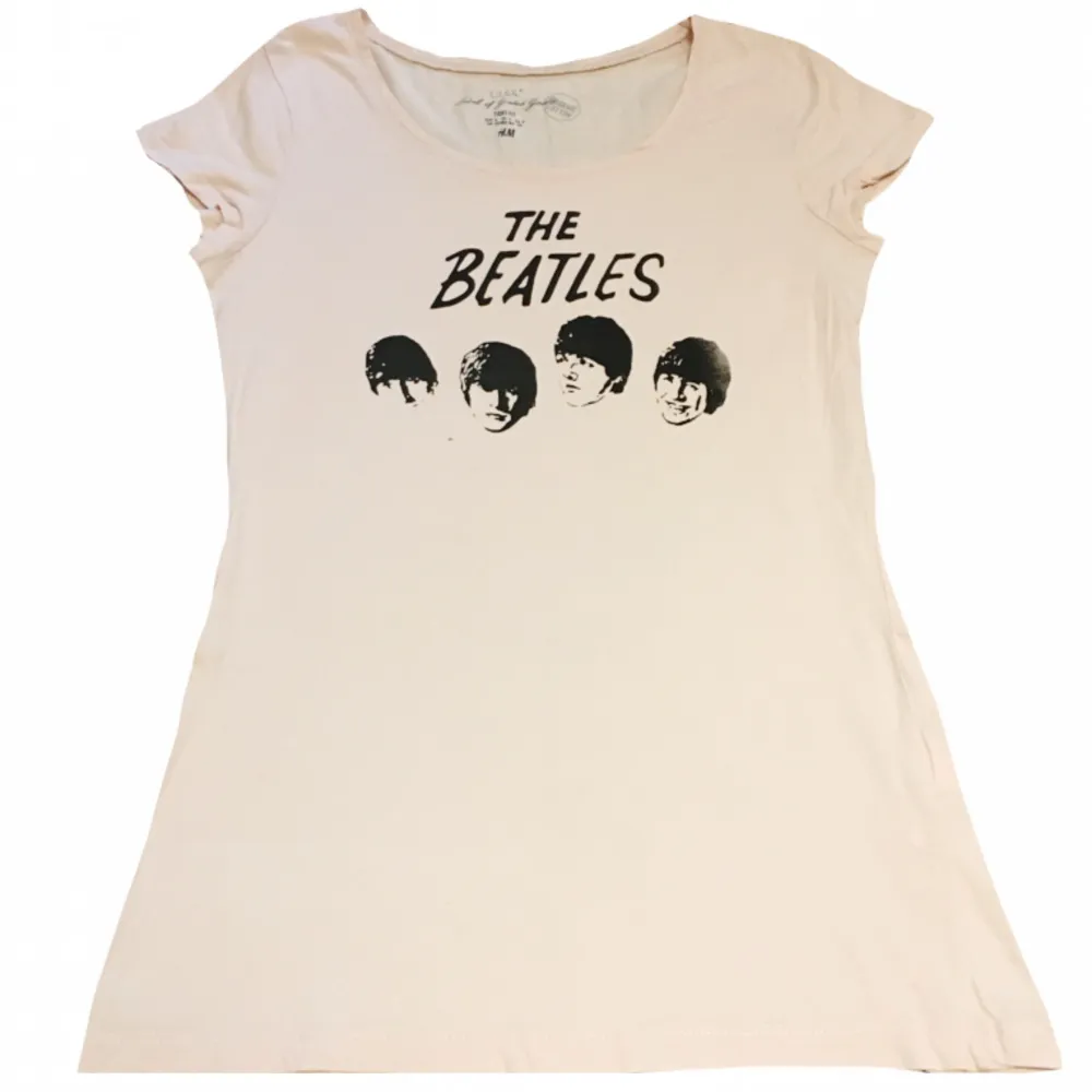 Ljusrosa T-shirt med handtryckt The Beatles tryck på! (Trycket håller i tvätten). Toppar.