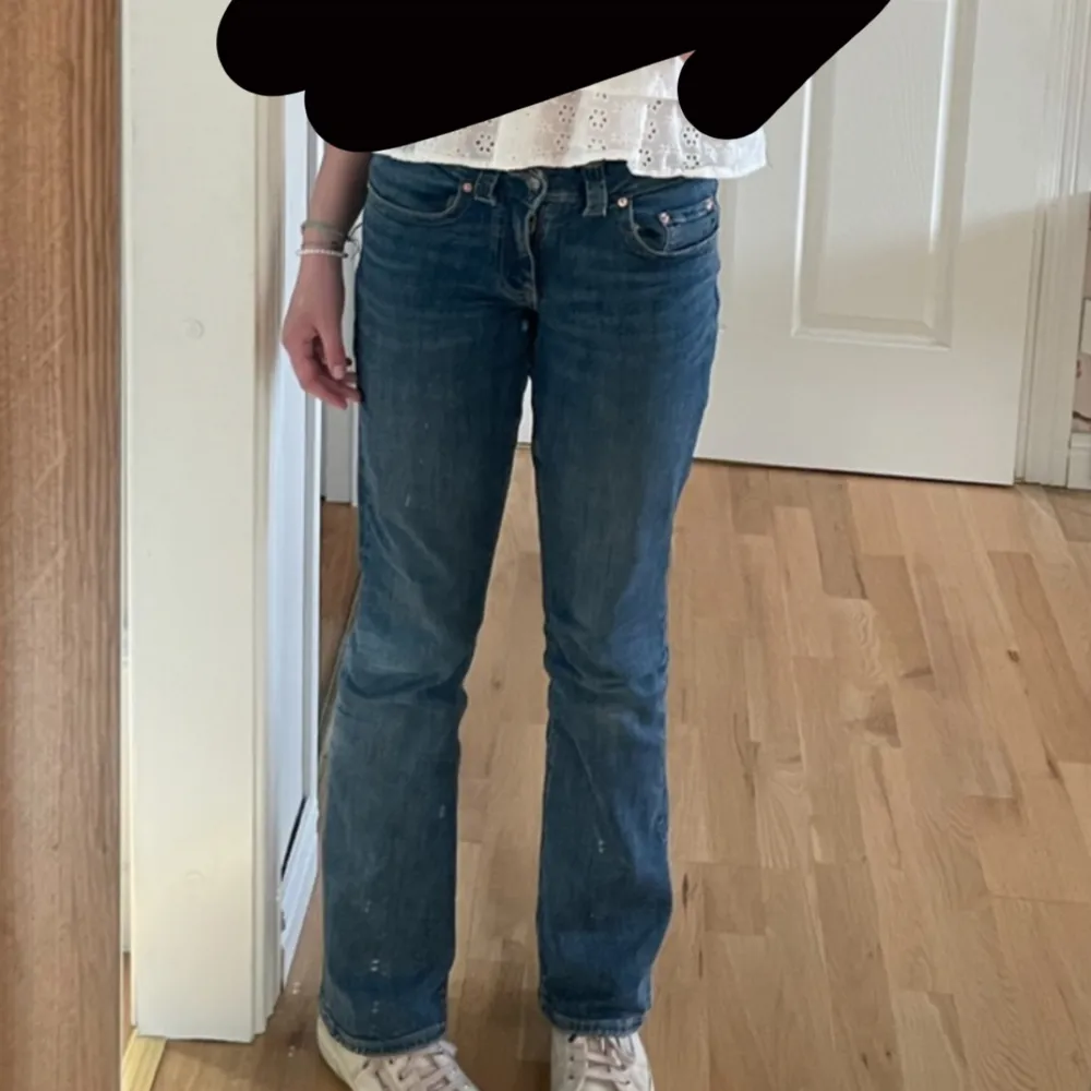 Jätte fina jeans från Gina💗 Dom är i storlek 34 och dom passar mig i längden och jag är 163💗dom är väl använda men är i gott skick och därför töjts ut lite💗(skriv pv för mer bilder). Jeans & Byxor.