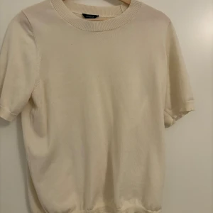 Stickad t-shirt - Stickad t-shirt med fint material från Lindex 