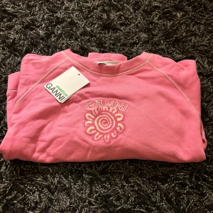 Ganni sweater S rosa🩷 - ALDRIG använt helt ny me lapp o allt, perfket skick(helt ny)💖 Kan snacka om priset om du e intresserad! kostar 3 668kr i vanliga fall🩷
