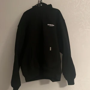 Represent hoodie  - Denna tröja är storlek M fast är ganska stor så den passar för L. Passar nästan med alla byxor  Pris kan diskuteras 