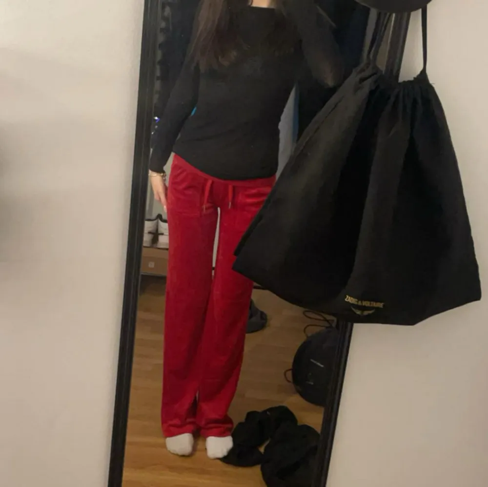 Säljer mina sååå fina röda Juicy Couture byxor då dom knappt kommer till användning! Köpte dem i januari detta året så har inte haft dom så länge❤️❤️. Jeans & Byxor.