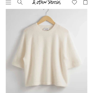 Stickad T-shirt  - Vit stickad T-shirt från & other stories!!