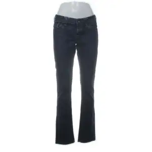 Ett par lågmidjade jeans storlek 38/34 från QS by S.Oliver. Jätte fina lågmidajde jeans med boot cut. Köpte dem från sellpy men dem var för stora i midjan. Kan sänka priset beroende på hur mycket 