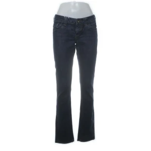 Lågmidjade jeans från QS by S.Oliver  - Ett par lågmidjade jeans storlek 38/34 från QS by S.Oliver. Jätte fina lågmidajde jeans med boot cut. Köpte dem från sellpy men dem var för stora i midjan. Kan sänka priset beroende på hur mycket 