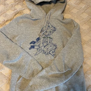 Saint Laurent hoodie  - Riktigt snygg o eftertraktad saint Laurent hoodie med nypris på ca 8 tusen. Skicket är en 9/10 och har inga defekter! Orderbekräftelse finns, skriv o fråga om du undrar något!