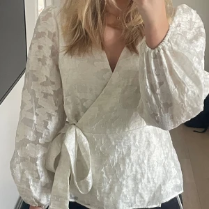 Blus - Vit mönstrad blus som man knyter i midjan🩷 Nypris 700