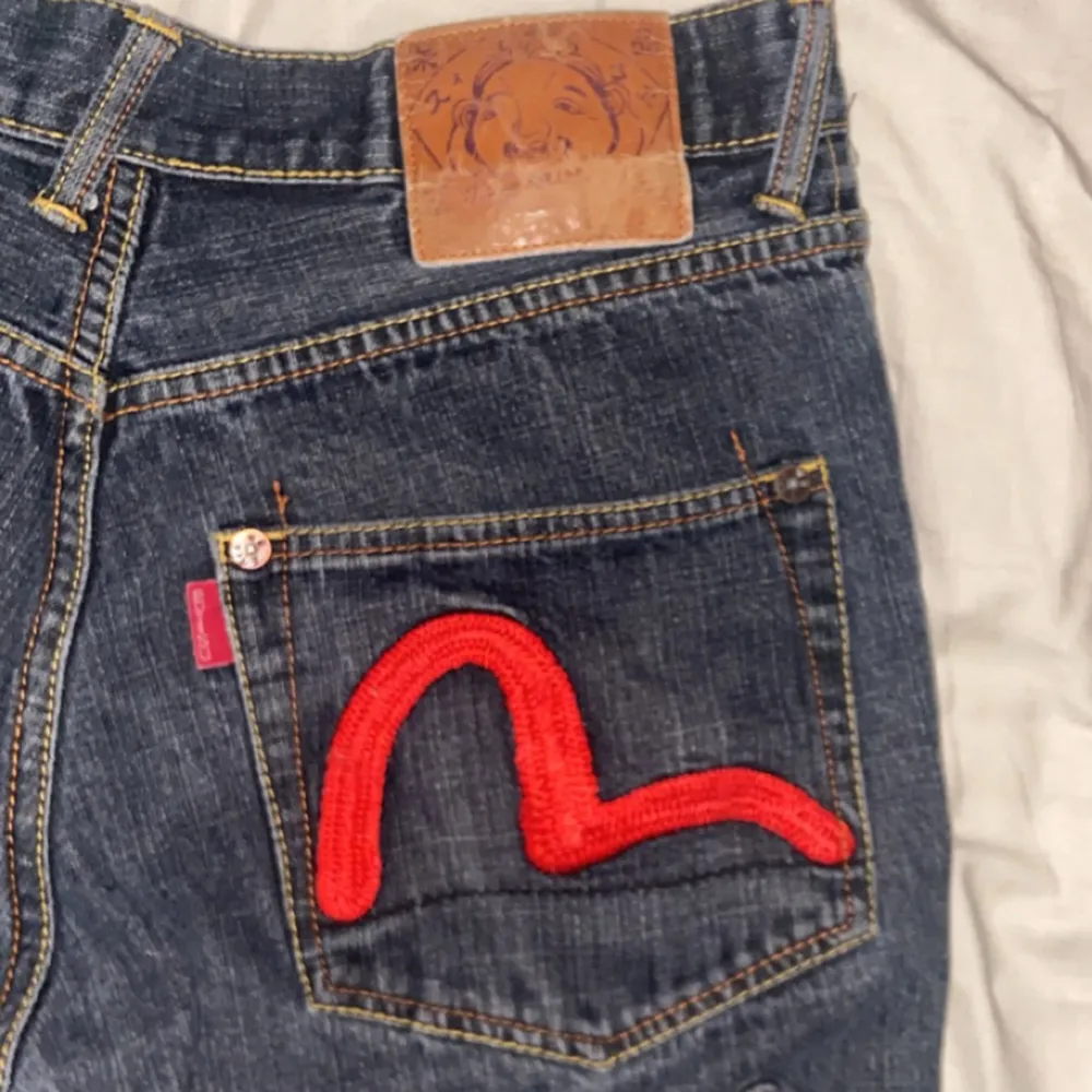 Evisu Jeans med röd embroid. 8/10 Condition. Storlek 32. Fler frågor i DM och priset diskuterbart. Tar emot bytesförslag.. Jeans & Byxor.