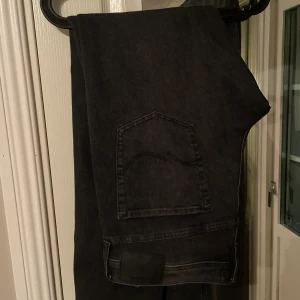 Jack and Jones jeans, Slim glenn - Säljer dessa Jack and Jones jeans(Slim Glenn) använda 2 gånger, storlek 36/34, bara höra av dig om du vill se hur de sitter på 