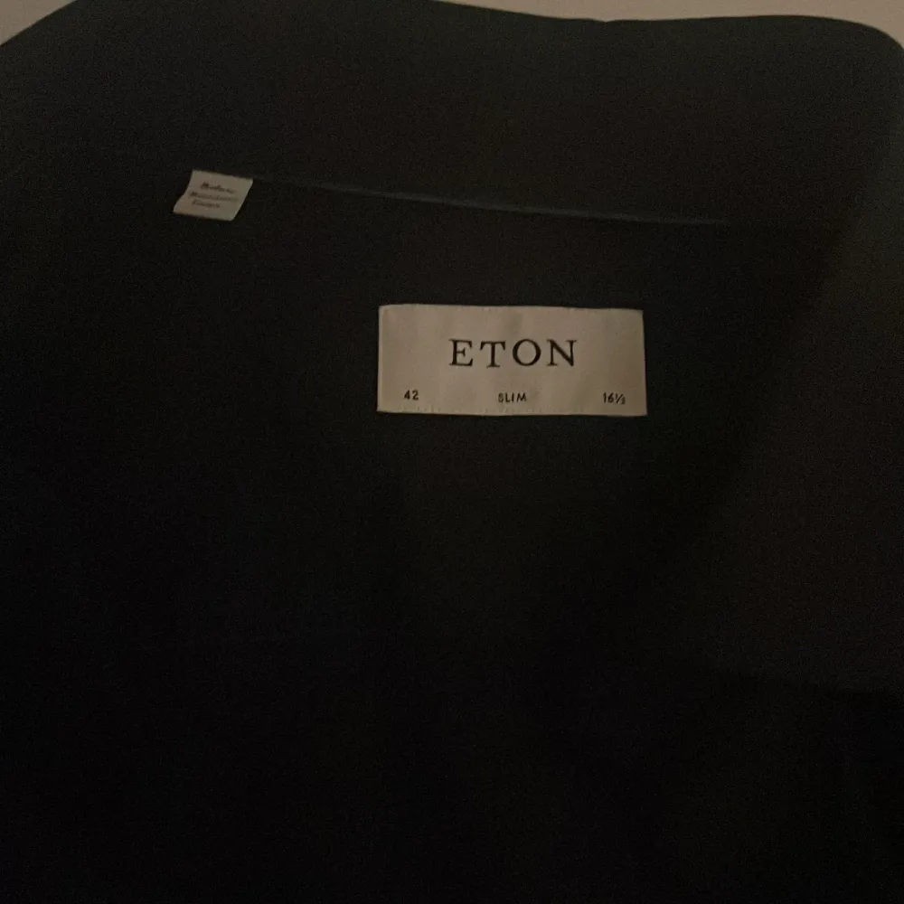 Säljer nu min Eton skjorta i storlek 42 vilket motsvarar M. Skick 9,5/10 inga defekter eller slitage. Nypris 1700kr, vårt pris 219, priset är inte hugget i sten. Skriv om du undrar något🕺💸. Skjortor.