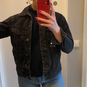 Svart jeansjacka - Säljer min svarta jeansjacka som är svart/grå i denim. Så fin och i bra skick, använd ett fåtal gånger. 🌸💕