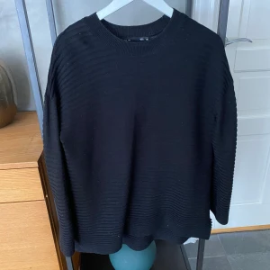 Svart stickad tröja  - Fint skick 