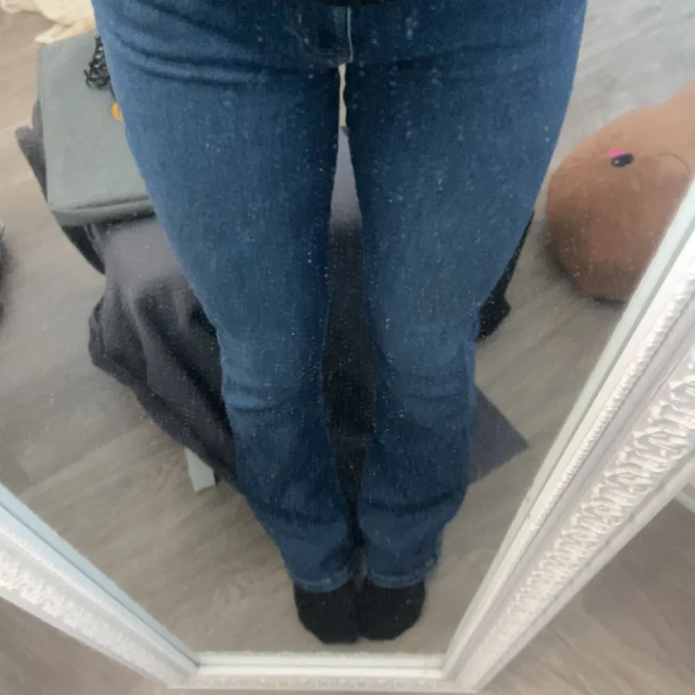 Skit fina jeans från Bikbok i storlek S. De är uppsydda så de passar mig perfekt som är 166 (syns på andra bilden). Jeans & Byxor.